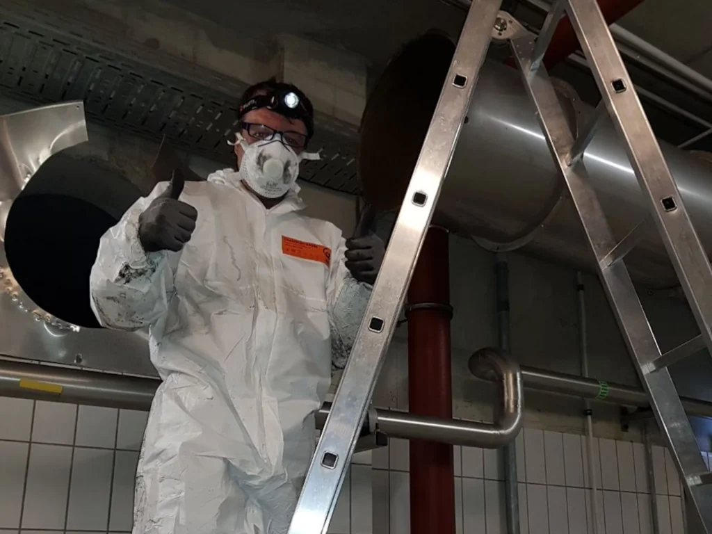 Igienair Mitarbeiter im Reinigungseinsatz