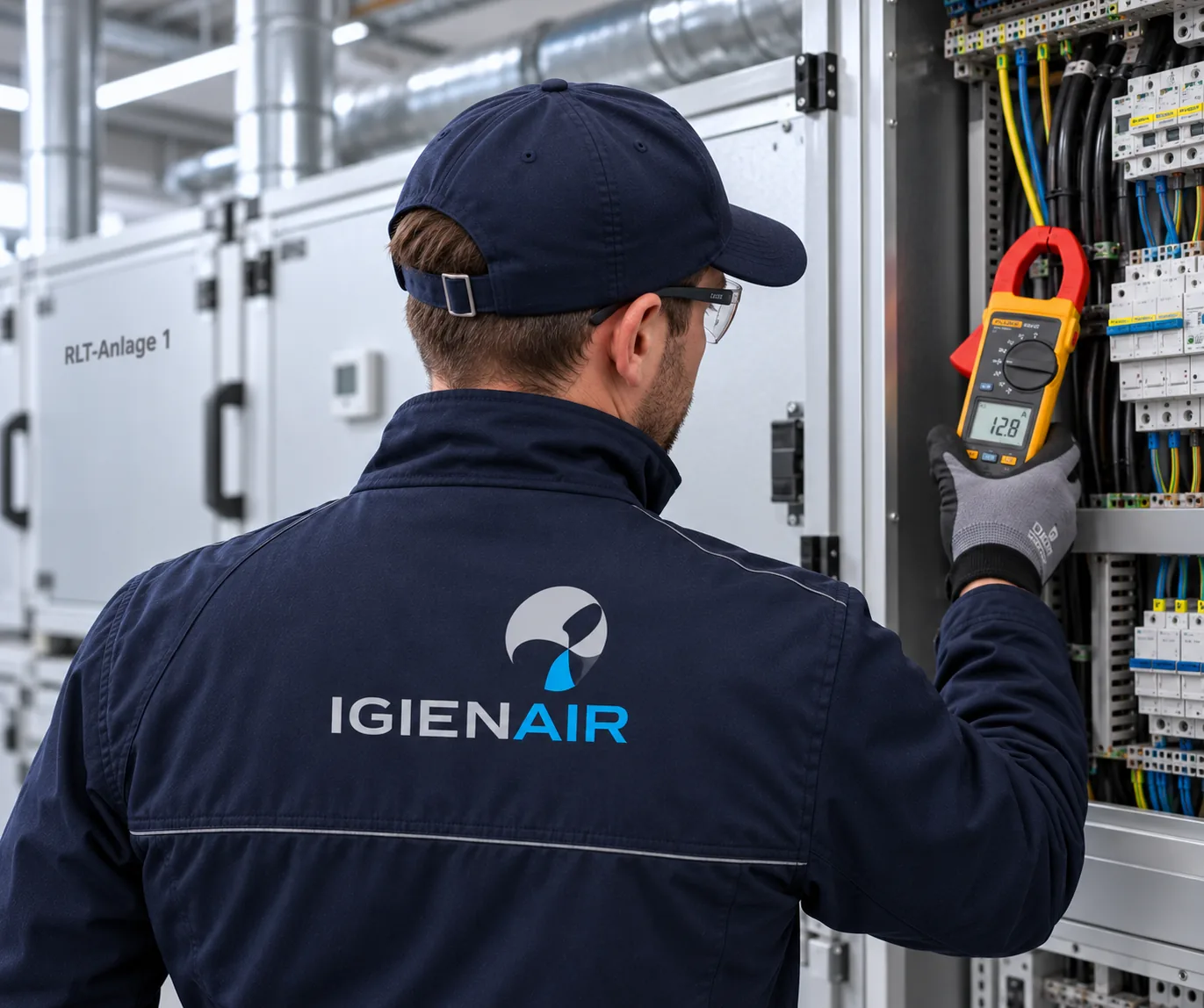 Energetische Inspektion: Messung an der RLT-Anlage durch Igienair