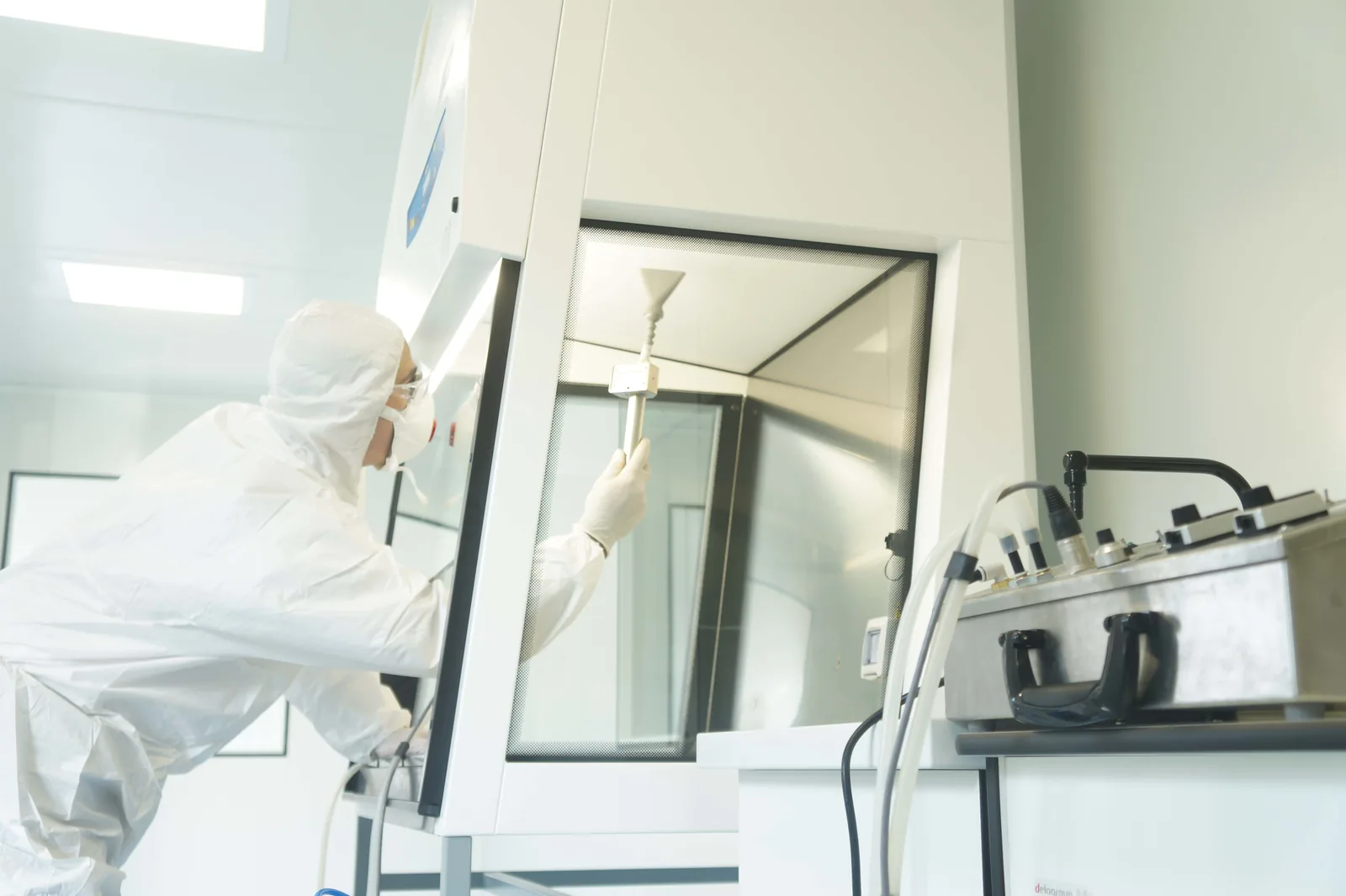 Filterlecktest an einer Sicherheitswerkbank im Reinraum